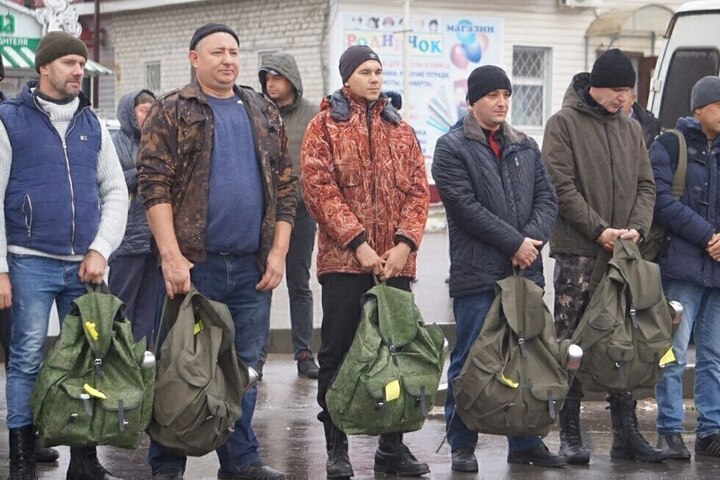 Из шести городов Саратовской области отправили очередные группы мобилизованных: в их числе добровольцы и отцы троих детей (фото, видео)