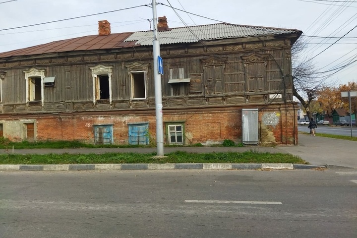 Расселённый дом в центре Саратова стал пристанищем для маргиналов: здание разграбляют, на его территории распивают алкоголь
