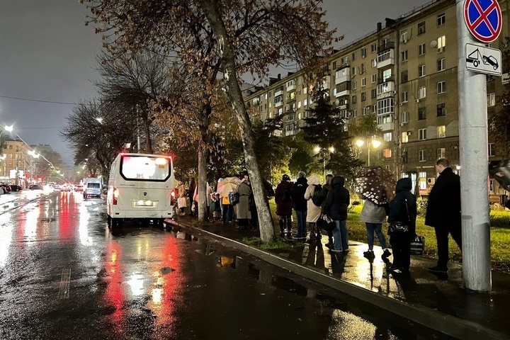 «Скоро зима, снег, холод»: саратовцы возмущены долгим ожиданием маршрутки в непогоду