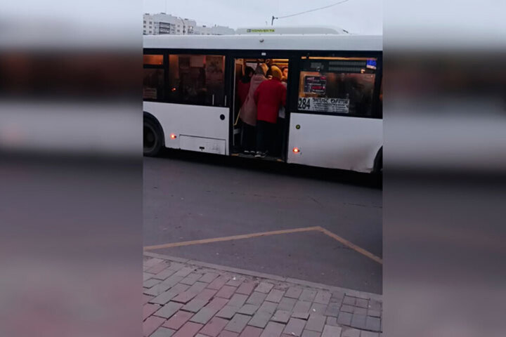 «Все автобусы подъезжают битком»: горожанка рассказала, что утром невозможно влезть в автобус, который следует из Саратова в Энгельс 