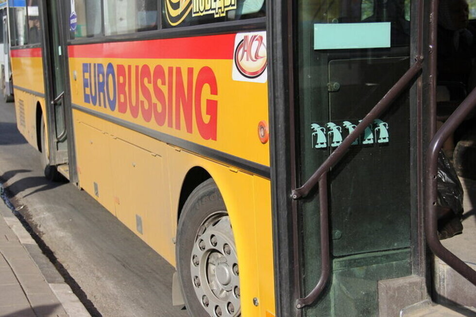 Жители Дергачей возмутились, что дети вынуждены ходить пешком по 40 минут или ехать на такси до школы из-за отсутствия автобусов. Комментарий администрации