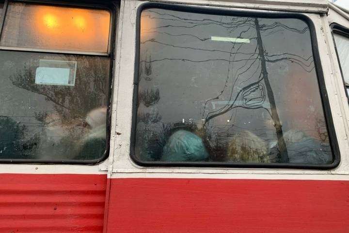 «Люди вынуждены идти на автобусы и опаздывать на работу»: из-за переполненных утром трамваев саратовцы не могут уехать в центр города