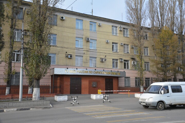 ГУ МВД просит снести более 20 высоких тополей у здания главка на Соколовой, которые мешают ремонту