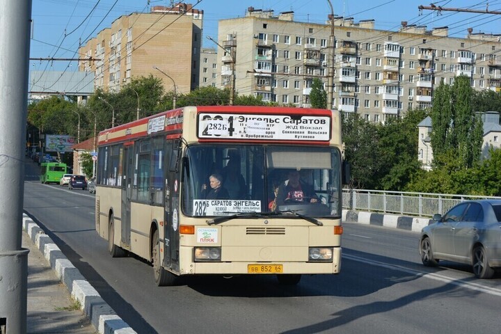 Цена за проезд в некоторых автобусах, следующих из Саратова в Энгельс, повысится до 115 рублей
