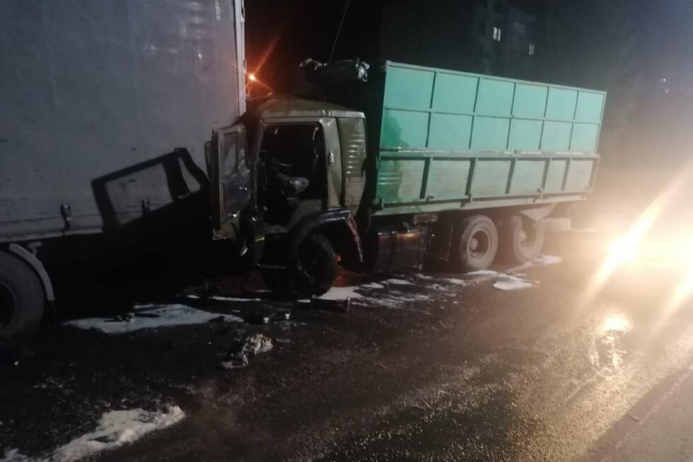 В массовой аварии с двумя КамАЗами в Балаковском районе пострадал водитель одного из грузовиков
