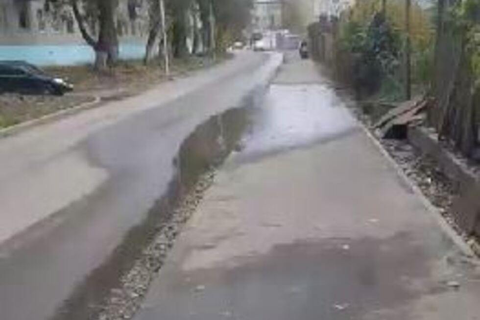 Жители улицы Безымянная жалуются на потоп на дороге. Коммунальщики пояснили, что в нем виноваты не они