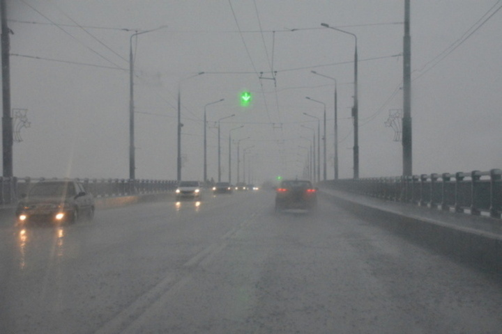 МЧС: в Саратовской области ожидаются дождь, сильный ветер и туман