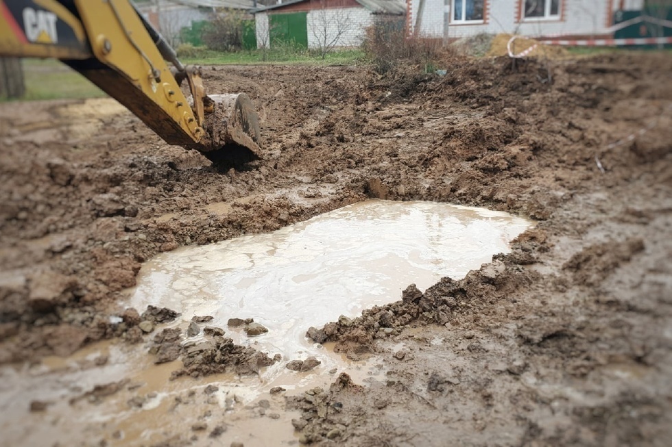 Жители Красноармейска остались без воды из-за течи на трубопроводе