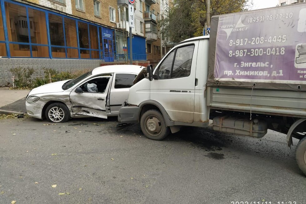 В Волжском районе иномарка столкнулась с «ГАЗелью», отечественная легковушка врезалась в дерево: водители в больницах