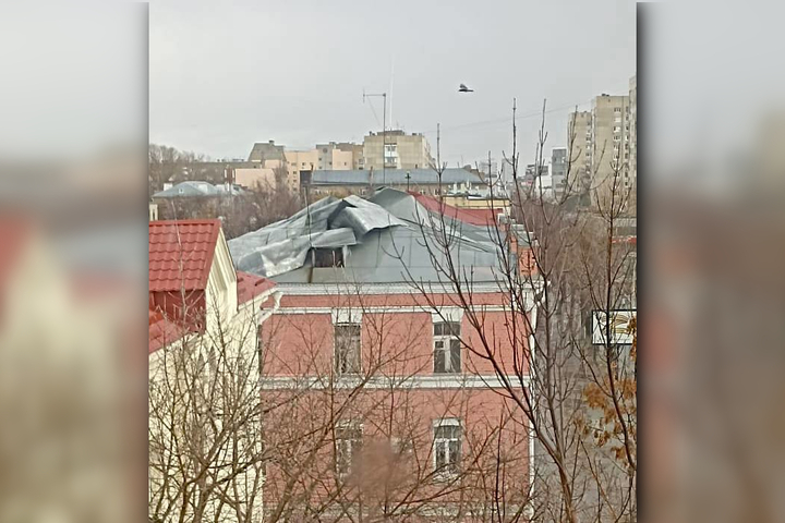 В Саратове у здания отделения полиции снесло крышу