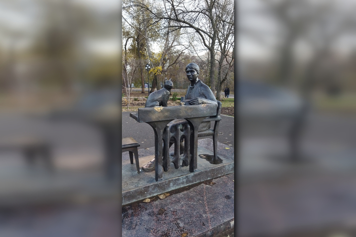 В Детском парке вновь пропал элемент памятника «Позвони маме»: чиновники из администрации обратились в полицию