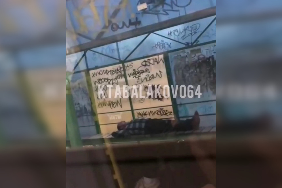 Водитель из Балаково решил проучить пассажиров, вышел из автобуса и лежал на остановке: глава района сообщил, что мужчину накажут
