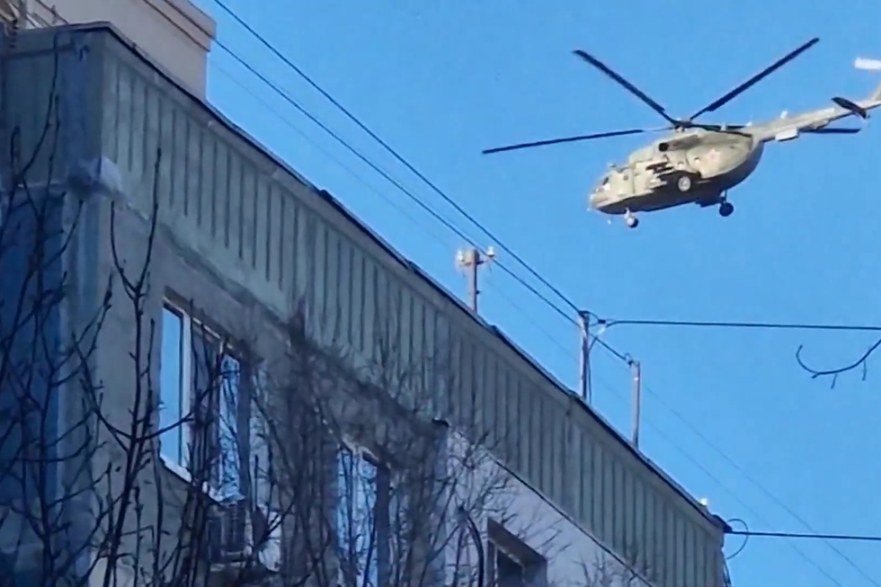 Летают вертолеты сегодня москва почему. Саратов вертолет. Вертолет пролетел. Вертолёт над домами в России. Вертолеты над пятиэтажкой в Сызрани.