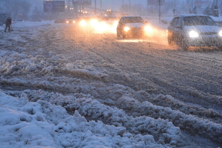 Снег, гололедица и туман. В ГИБДД напоминают автомобилистам и пешеходам о правилах поведения на дорогах