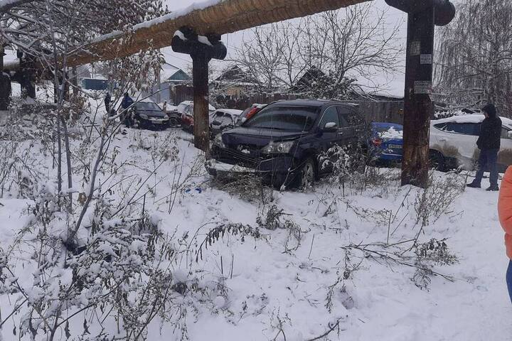 Снегопад и гололедица на дорогах. В Саратове столкнулись 11 автомобилей
