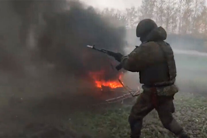 В Саратовской области мобилизованных учат выносить раненых товарищей с поля боя, прорываться сквозь пламя и колючую проволоку: видео