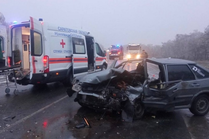 На трассе в Гагаринском районе столкнулись два ВАЗа: троих мужчин госпитализировали
