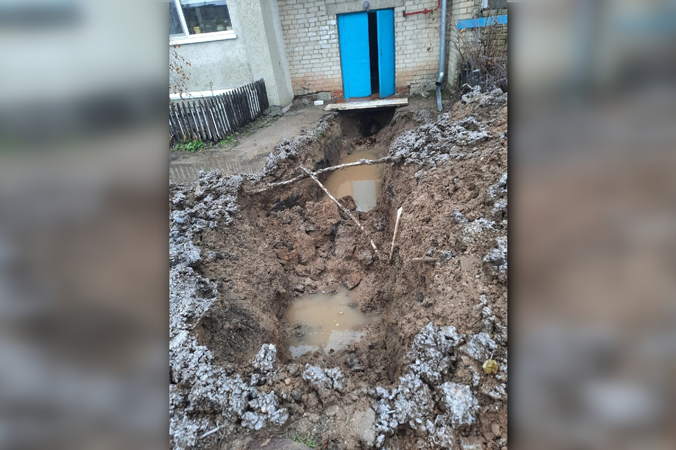 Жители Красноармейска «задыхаются» и боятся выходить из подъезда из-за разрытой ямы с канализацией. Комментарий главы района