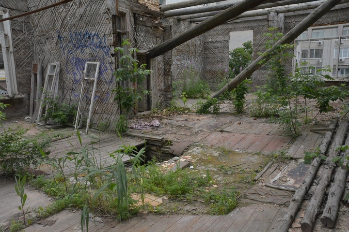 Суд обязал собственников через полтора года восстановить полуразрушенный дом-памятник в центре Саратова