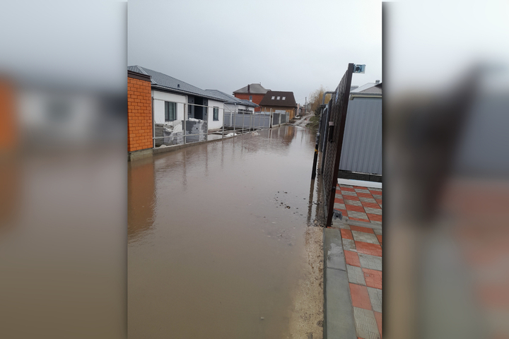 «Плавучие дома» в Усть-Курдюме: жители жалуются на подтопление, соседи рассказывают откуда возникла проблема, администрация сообщает какие принимаются меры