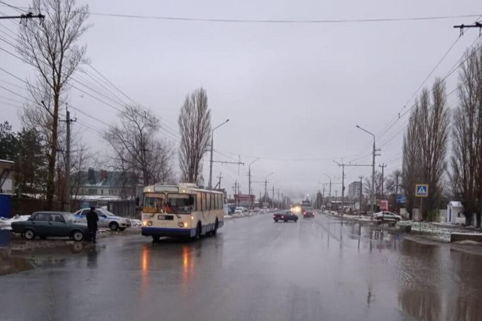 В Балаково троллейбус сбил мужчину, легковушки в Саратове — женщин
