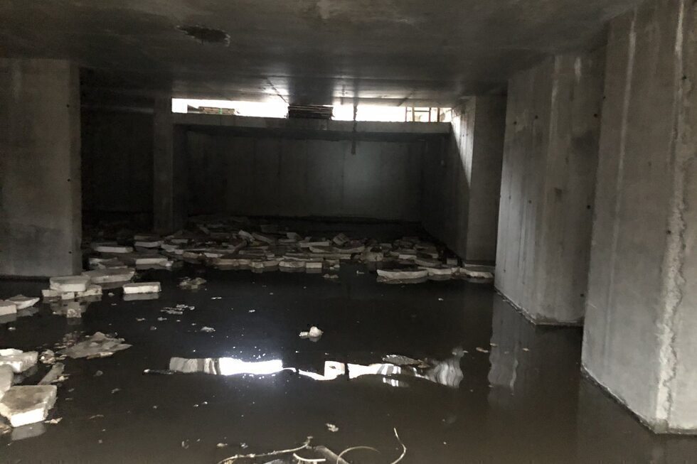 «Раньше таких проблем не было»: жильцы домов у стадиона «Спартак» жалуются, что у них стало заливать водой подвалы из-за отсутствия ливневок