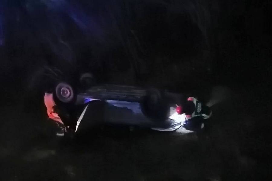 В Энгельсском районе опрокинулся Renault Logan: пострадали двое мужчин
