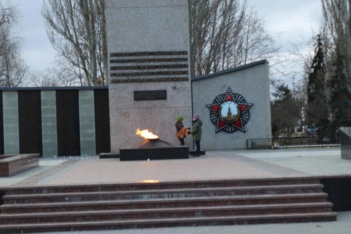 Балаковец возмутился, что дети кидали бумагу в Вечный огонь и испортили цветы у памятника