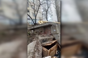 «Просто катастрофа»: у дома рядом с Набережной Космонавтов рухнула подпорная стена