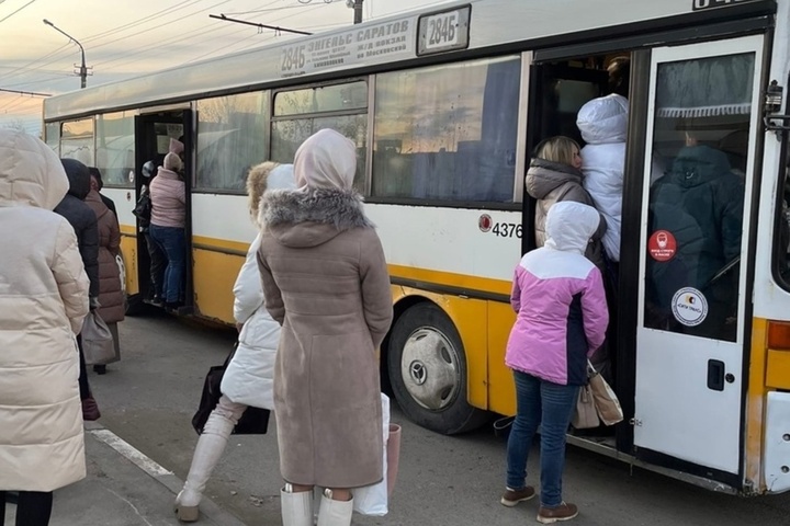 Жители Энгельса массово жалуются на невозможность влезть в переполненные автобусы, саратовцы часами стоят в очередях и не могут уехать в Солнечный