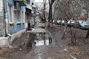 Из-за нереализованных планов по строительству малого пешеходного кольца улица в центре Саратова осталась без тротуаров
