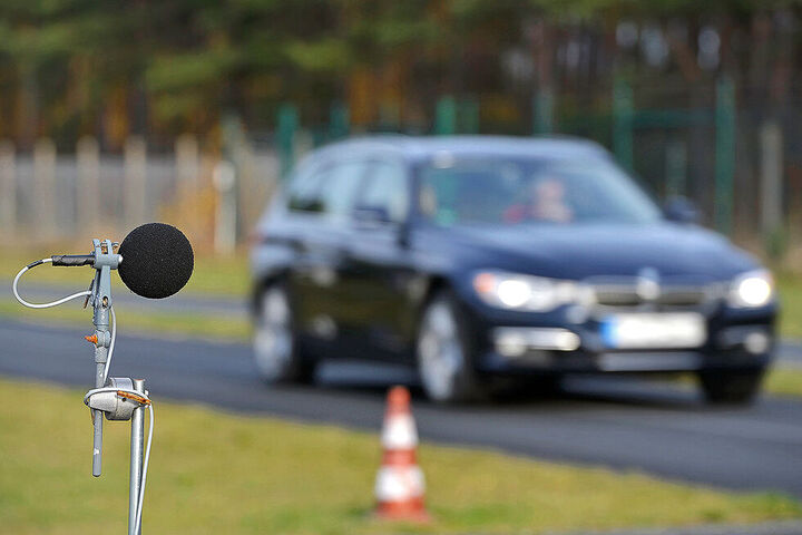 Дорожные камеры предлагают оснастить специальными датчиками, чтобы автоматически штрафовать водителей шумных машин и мотоциклов (включая любителей громкой музыки)