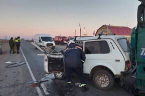 В Марковском районе столкнулись фура и «Нива»: пострадавшего 79-летнего водителя внедорожника пришлось доставать спасателям