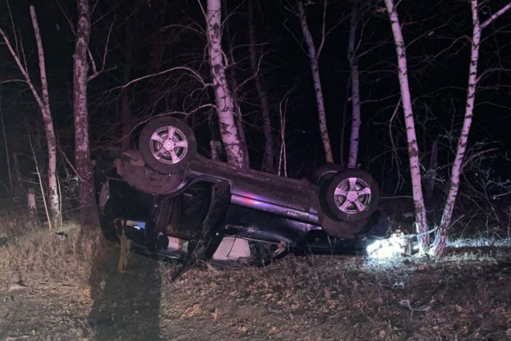 Водитель Chevrolet сбил дорожный знак, «улетел» в лес и перевернулся. Два дня назад на этой дороге произошло смертельное ДТП