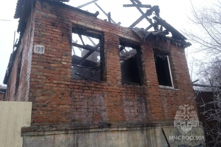 Из-за неосторожного обращения с огнём ночью в Вольске полностью сгорел дом. На месте обнаружили тело мужчины