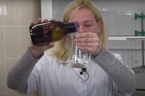 Лаборант КВС показала, как проверяет качество саратовской питьевой воды (видео)
