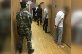 Пятеро молодых людей на проспекте Столыпина избили вмешавшихся в конфликт с прохожими полицейских. Суд отправил в колонию лишь одного из обвиняемых