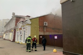 В Саратове загорелось здание рядом с «Победой Плаза» и Крытым рынком (фото)
