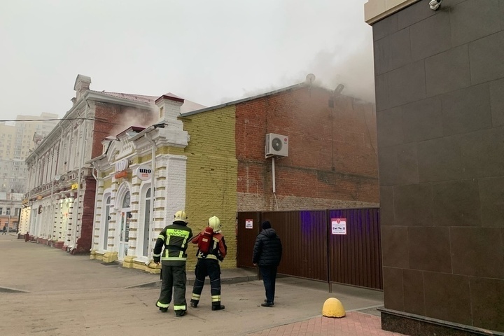 В Саратове загорелось здание рядом с «Победой Плаза» и Крытым рынком (фото)