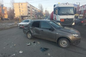 В Саратове машина влетела в фуру, в Балаковском районе перевернулась отечественная легковушка: три человека в больнице