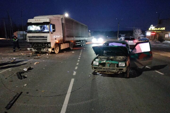«Ока» въехала в грузовик: водитель погиб на месте