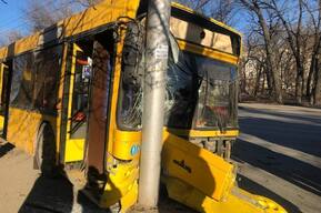 В Саратове автобус протаранил столб: пока известно о десяти пострадавших