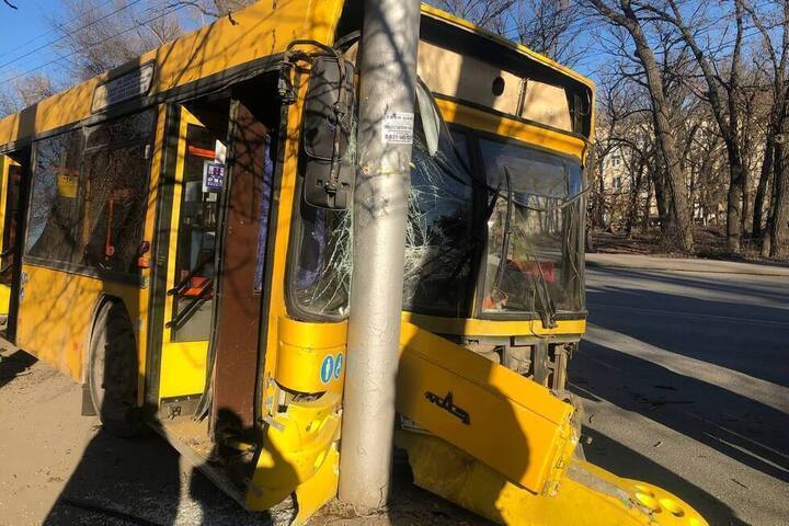 В Саратове автобус протаранил столб: пока известно о десяти пострадавших