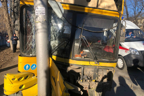 ДТП с автобусом в Саратове, в результате которой пострадали десять человек: мэрия озвучила причину аварии