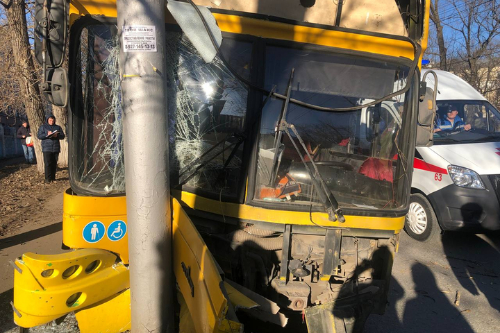 ДТП с автобусом в Саратове, в результате которого пострадали десять человек: мэрия озвучила причину аварии