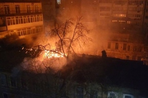Ночью горел аварийный дом-памятник рядом и «Липками» (четыре года назад часть его фасада вывалилась на тротуар)
