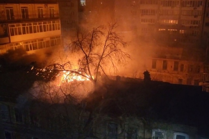 Ночью горел аварийный дом-памятник рядом с «Липками» (четыре года назад часть его фасада вывалилась на тротуар)