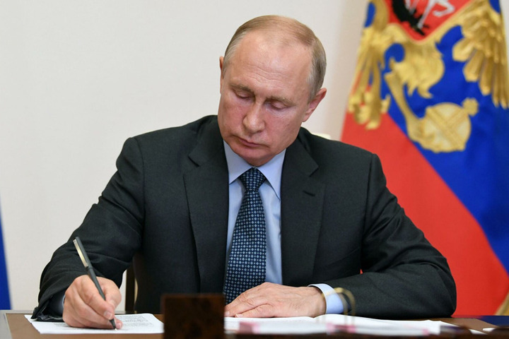 Владимир Путин утвердил бюджет страны на следующий год с недостатком средств в 3 триллиона рублей