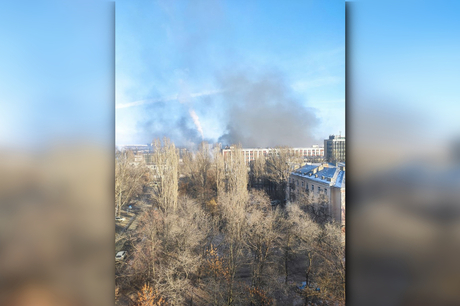 В Саратове горит бывший завод «Тантал»