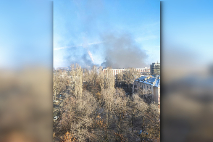 В Саратове горит бывший завод «Тантал»